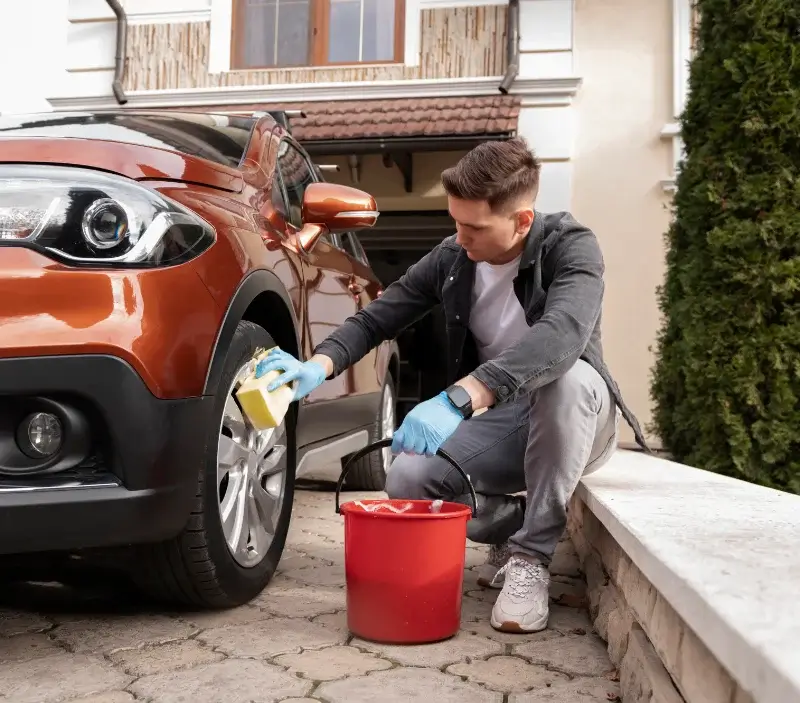 Lavage auto à domicile Montblanc : professionnel intervenant sur un véhicule